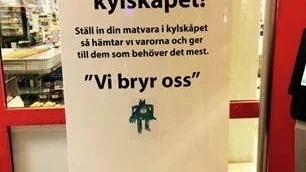 Cirka tre påsar fyllda med mat hämtas ut varje vecka.