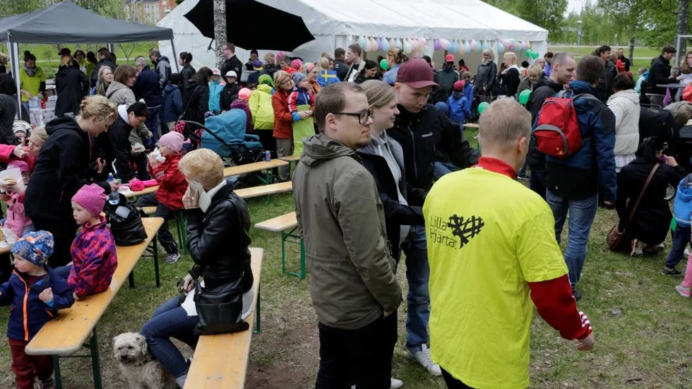 Åtskilliga hundra gäster, små med stora i släptåg, hann passera karnevalsfirandet vid Strömkajen intill Tages bro.
