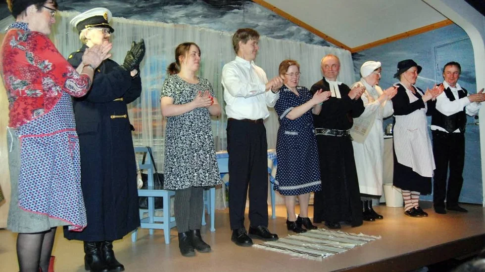 Ensemblen som bjöd på lustspel i byastugan, fr.v. Monica Sandberg, Hjördis Eklund, Lotta Levander, Jimmy Larsson, Kristina Bäckström, Per-Erik Lövgren, Gunnel Johansson, Eva Karlsson och Greger Lindblom.