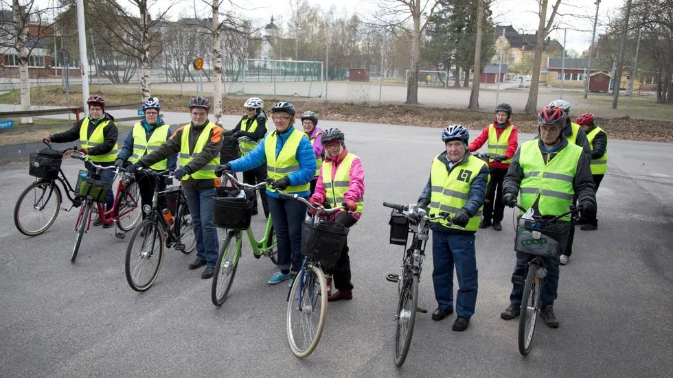 Måndagscyklisterna ställer upp inför måndagens runda som avslutades på Norrstrand.
