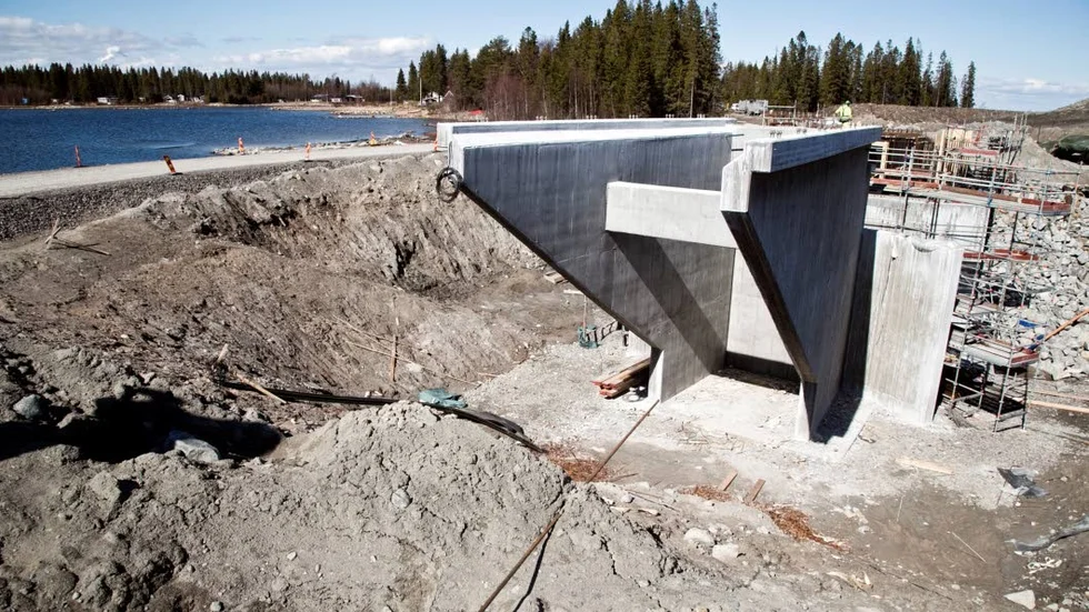 En klaffbro ska gå över Bondökanalen. Fundamenten till den håller på att färdigställas.