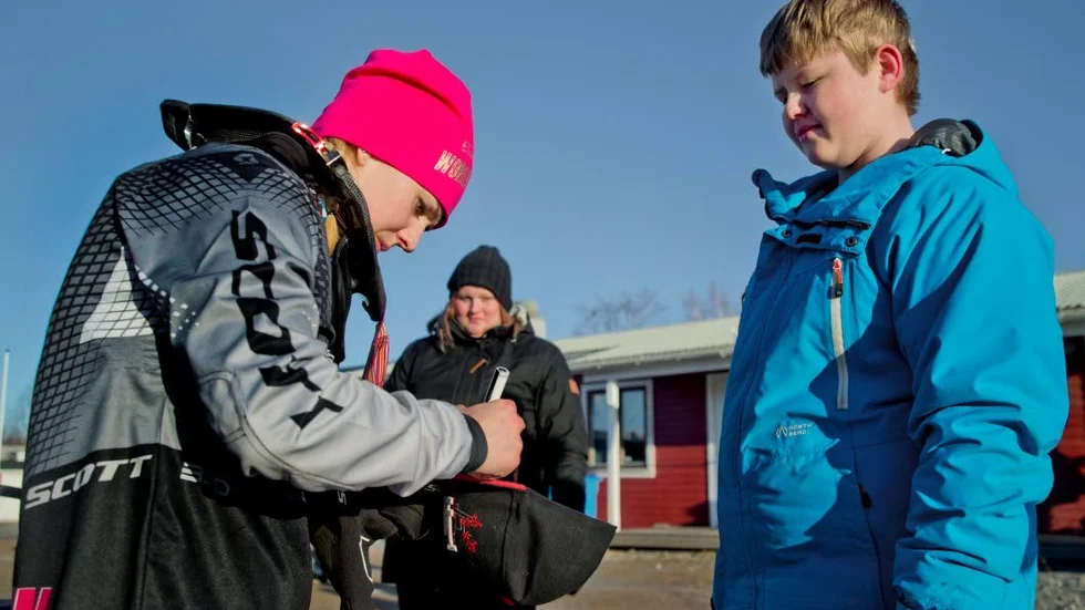Elias Lundberg får Elina Öhmans autograf efter VM-guldet. ”Hon är riktigt grym, hon körde hårt i finalen”, säger han.
