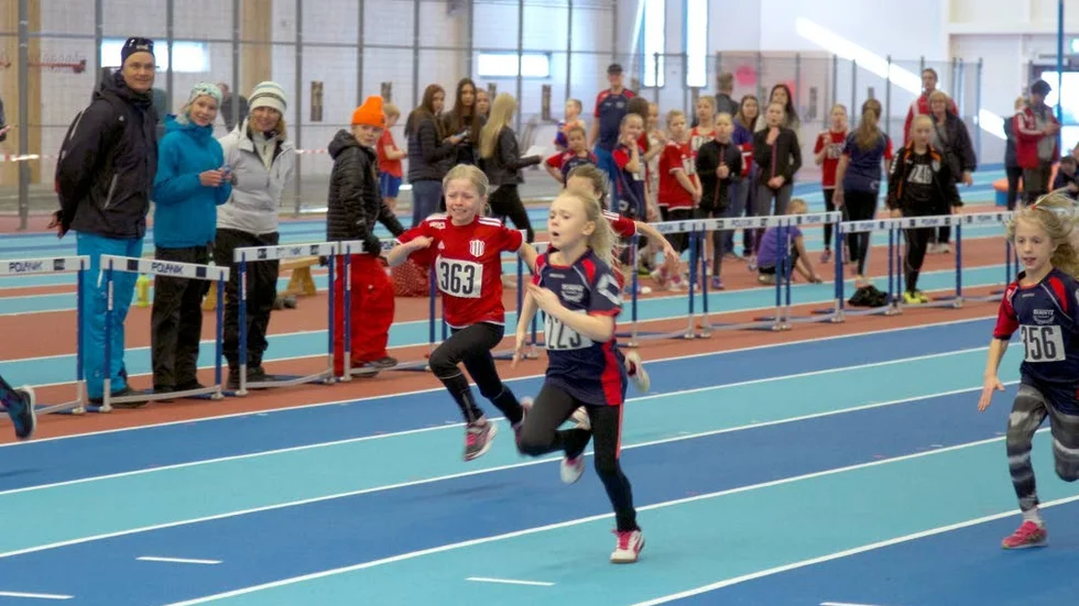 I flickornas 60 meter jagas Agnes Granström (nummerlapp 223) tätt av Sally Sandlund (nummerlapp 363).