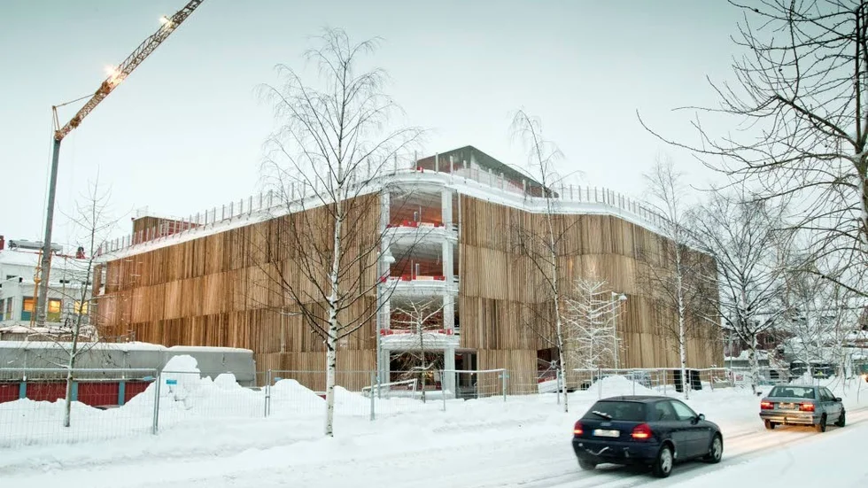 Det nya p-huset är försenat, men i nuläget är det oklart om det kommunen som beställare eller Nåiden som utförare som helt eller delvid bär ansvaret.
