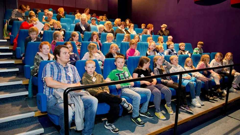 På plats för filmvisning. På förmiddagen visades förskolans och lågstadieskolornas filmer.