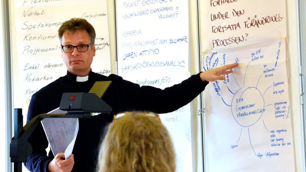 Kyrkoherde Niklas Westling informerade om arbetet som föregår sammanslagningen av Arjeplogs och Arvidsjaurs församlingar till ett pastorat. Det blev början till en het diskussion.