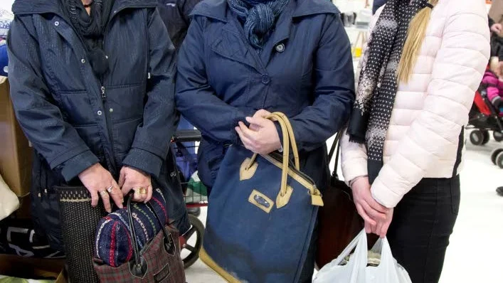 Mycket nöjda och glada var dessa tre fyndare. Monika Söderberg, Helena Degerman och Elin Degerman. Kuddar, kläder och plädar rymdes i väskorna.