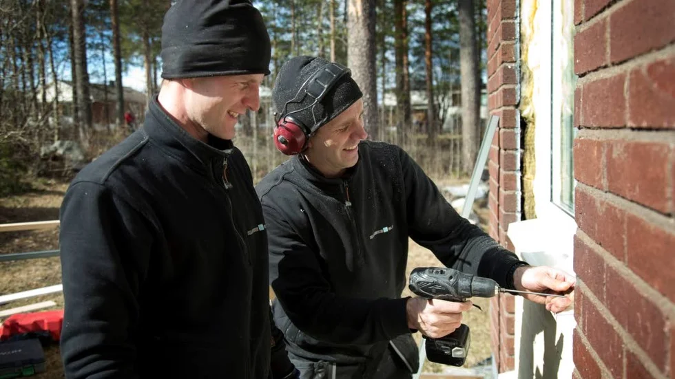 Bröderna Peter och Roger Sandlund arbetar vid Karlssons glas. De och ytterligare en arbetskamrat bytte fönstren vid Skedgatan.