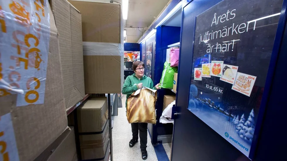 Det är gott om paket i de butiker som har postservice också. Här Åsa Tjernqvist vid Coop Konsum i Munksund.