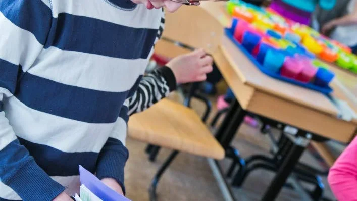 Karl Martin tittar i en av böckerna