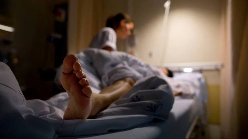 Sjuksköterskebristen i länet leder till längre väntetider för patienterna.