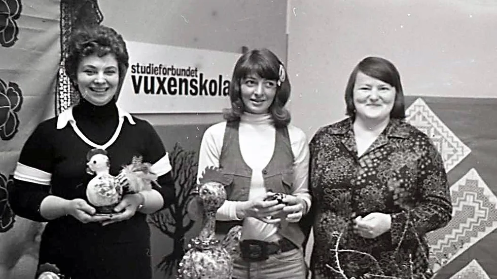 Skaparglädje hos Vuxenskolan i Arvidsjaur. Tre av cirkelledarna poserar vid utställningsbordet, Elaine Gustavsson, Christine Ekenstedt och Maddie Renberg. (22/3)
