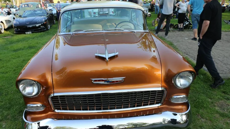 EN Chevrolet av modellen Bel Air med ett flygplan som kylarmärke.