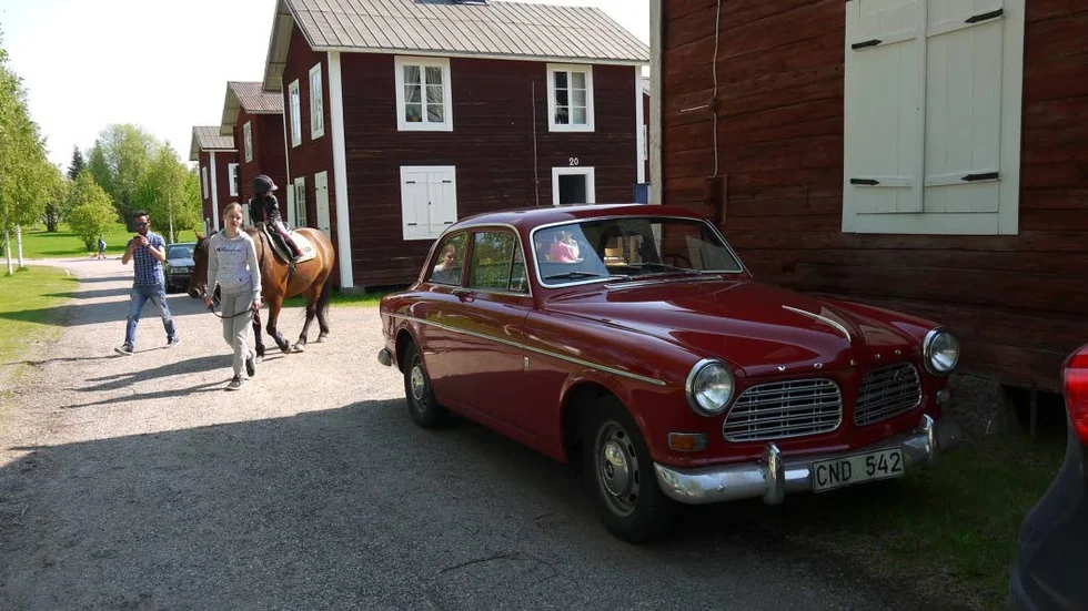Älvsby ryttarförening tog barnen på en sväng runt kyrkmalmen.
