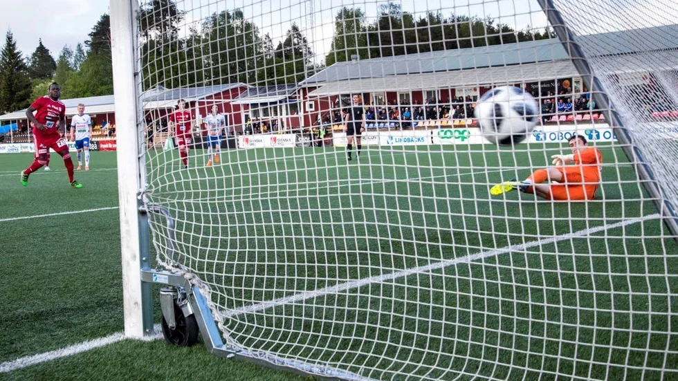 Tetteh Komey placerar in sin första straff.