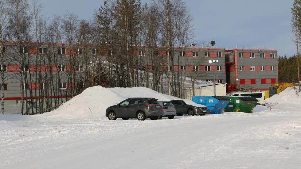 På parkeringen i anslutning till hotellpråmen är planen att bygga moduler med cirka 100 rum, men frågan är om ett bygglov blir klart före den 1 april.