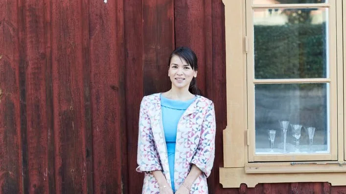 Hon gjorde succé med ”The little Paris kitchen”. Sedan dess har Rachel Khoo flyttat till kärleken i Sverige. Därför har hon nu tolkat det svenska köket i sin nya bok.