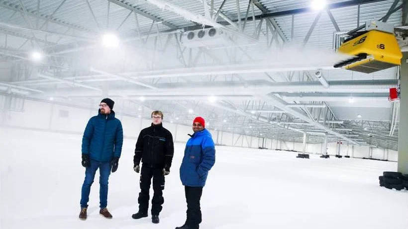 Snöforskarna Johan Casselgren och Lavan Kumar Eppanapelli vid Luleå tekniska universitet har Carl von Linné som sin förebild. De vill klassificera snöns olika egenskaper på samma sätt som Linné lyckades göra med växter. I mitten står Markus Samuelsson från Arctic Falls.