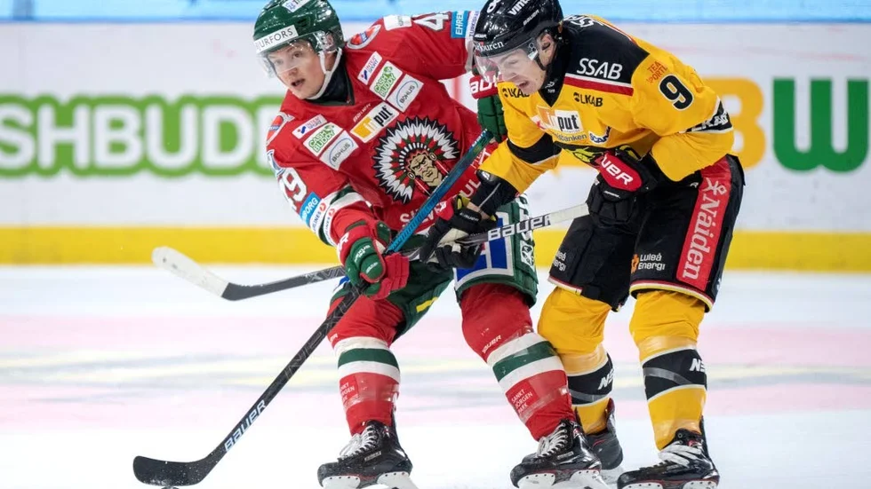 Luleås Johan Forsberg i duell med Frölundas Rhett Rakhshani.