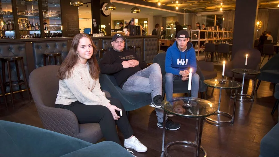 Micke Holm laddar upp med barnen Ebba och Malte. "Det är jättekul att de är här", säger han. De ska sitta tre meter från scenen och stötta pappa.