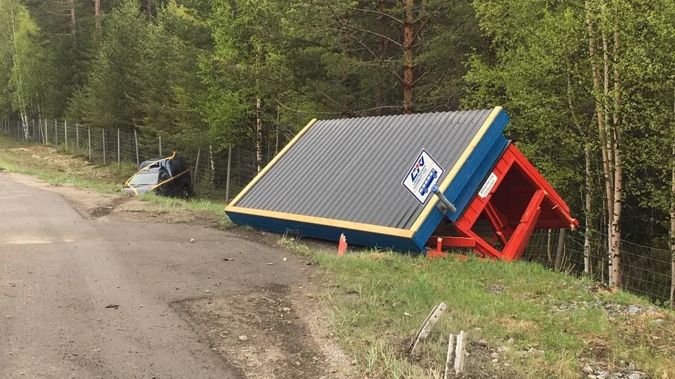 Busskuren slets sönder i den kraftiga kollisionen.