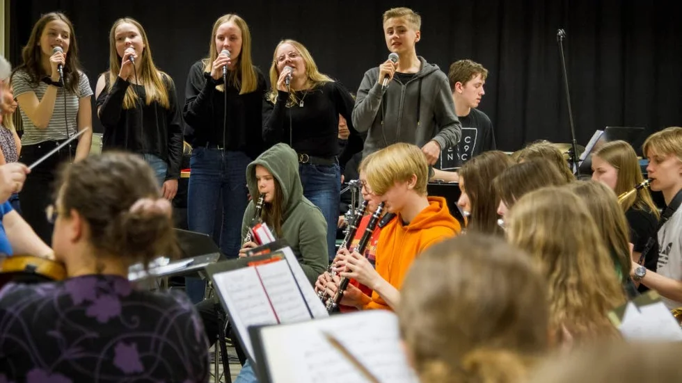 Maja Löf, Vendela Lundmark, Elsa MArklund, Tindra Stjärnbrandt och Isak Dalberg sjunger High School Musical-dängan We're all in this together.