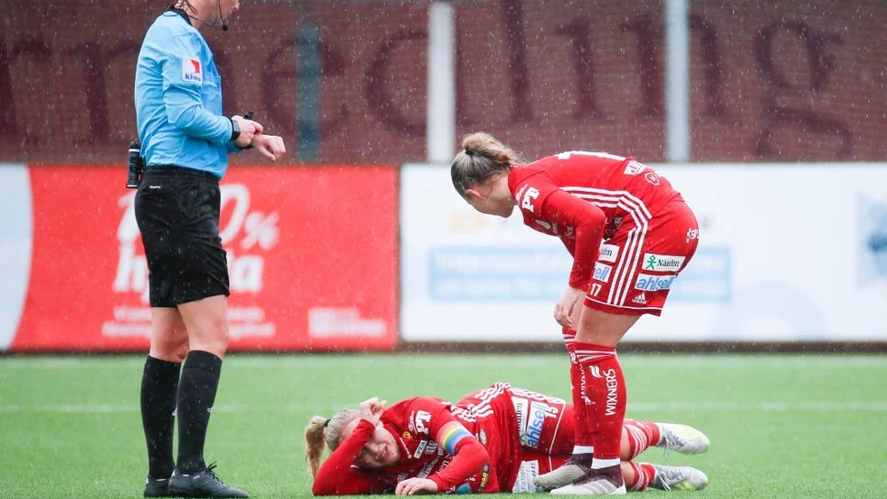 Piteås lagkapten Ellen Löfqvist fick utgå i första halvlek med en fotskada.