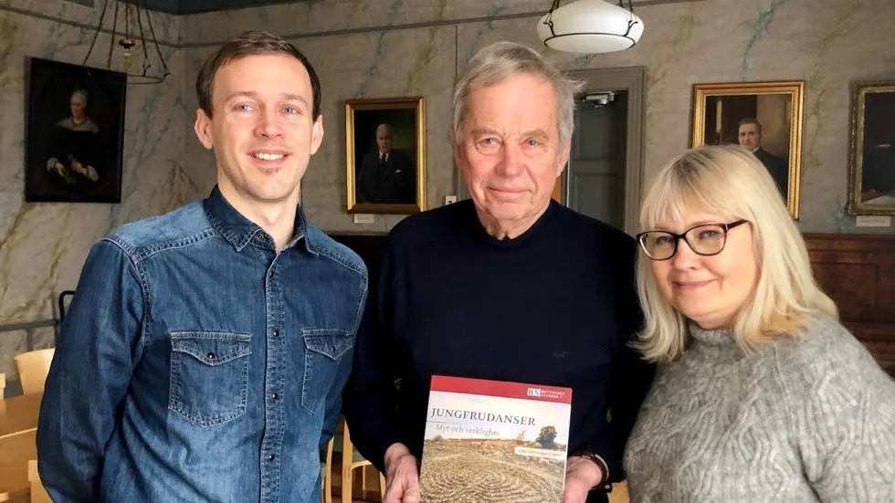 Sture Berglund och Piteå museum medverkar i den nysläppta boken "Jungfrudanser  - Myt och verklighet" som nyligen släppts. Från vänster: Morgan Stenberg, Sture Berglund och Catharina Westling.