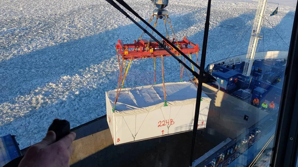 Istället för att fartyget ska gå tomt tillbaka, fylls det nu med husmoduler i och med ett nytt samarbete.