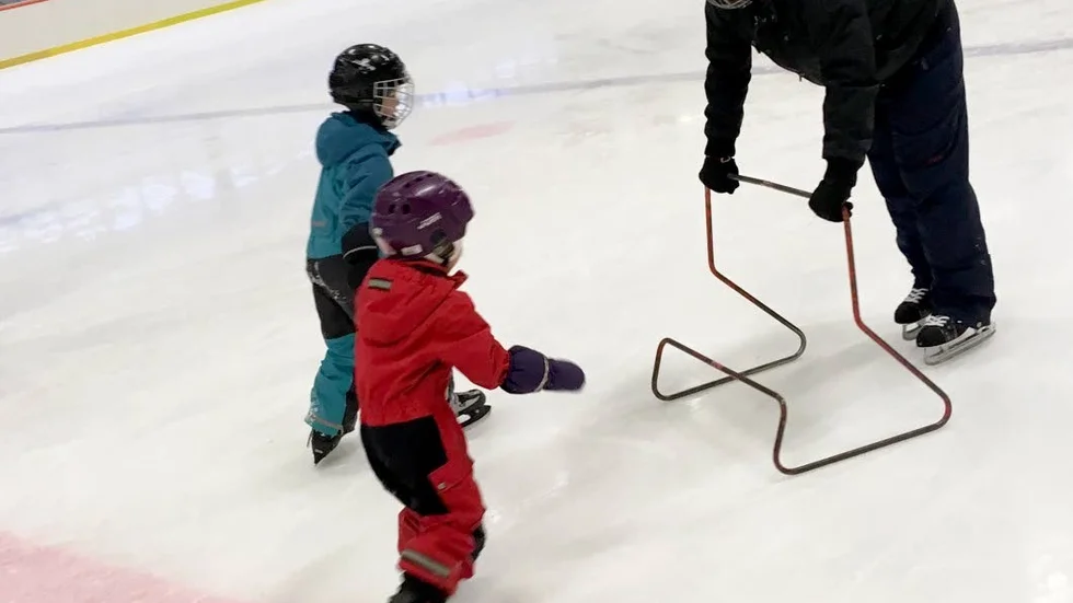 Barnen har upptäckt tjusningen med skridskor och vi är i ishallen nästan varje helg.