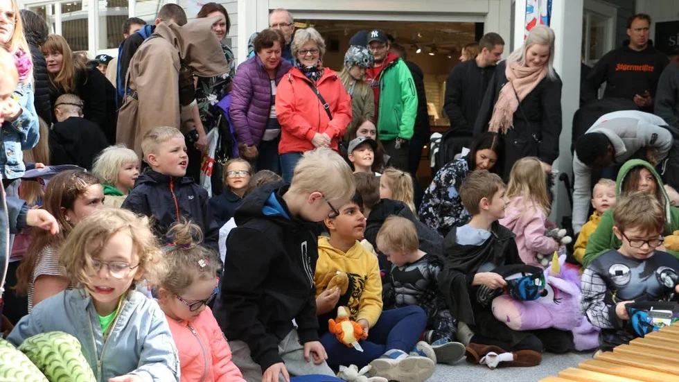 Godis och leksaker regnade över alla barn när det anordnades Star Wars-dag i Småstaden. Syftet med dagen är att samla in pengar till Vilda Kidz.