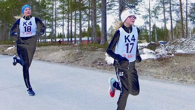 Linn Sjödin blev  snabbaste tjej även i tredje rundan. Här, efter halva sträckan, har hon börjat dra ifrån mamma Monica. Till slut blev det sex sekunder..