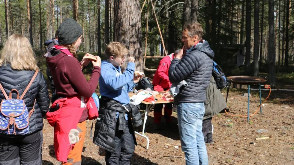 Smakar gott med macka efter en natt i skogen.
