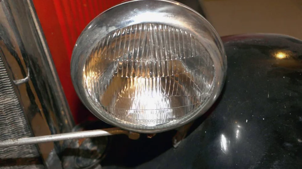 Sjöbergs Citroén har kromade lampor.