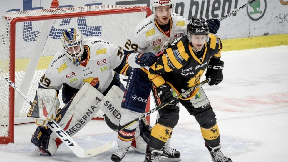 Djurgårdens Adam Reideborn, vald till bäste målvakt i SHL, vinner sina matcher i matchen mot Skellefteås målvakter.
