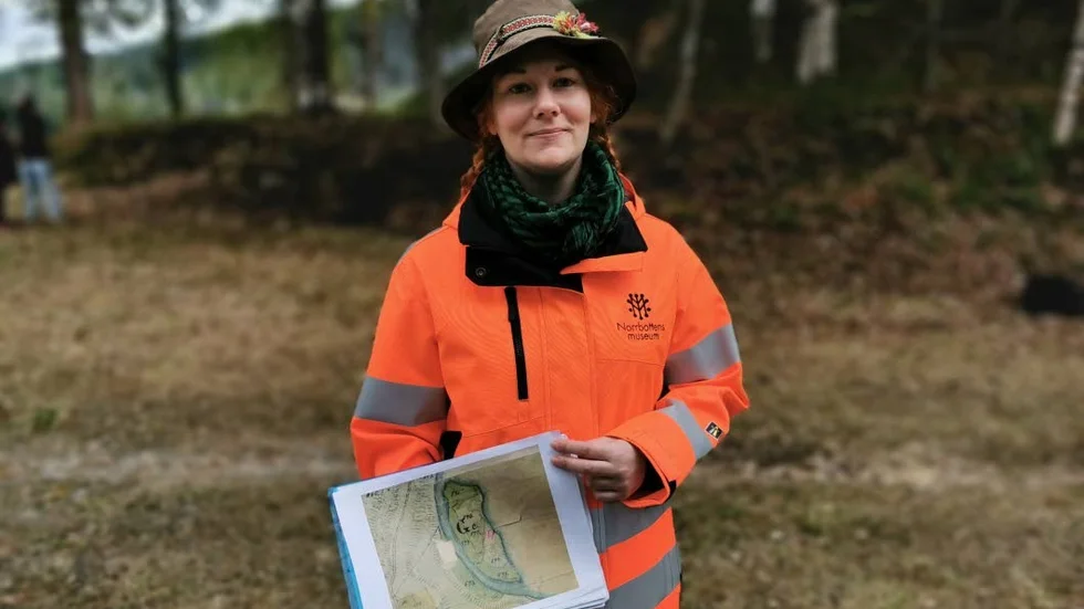 Arkeologen Frida Palmbo har gjort många efterforskningar innan utgrävningen, bland annat har hon hittat en karta från 1867 som visar att högarna fanns där före Selholmen blev en festplats.