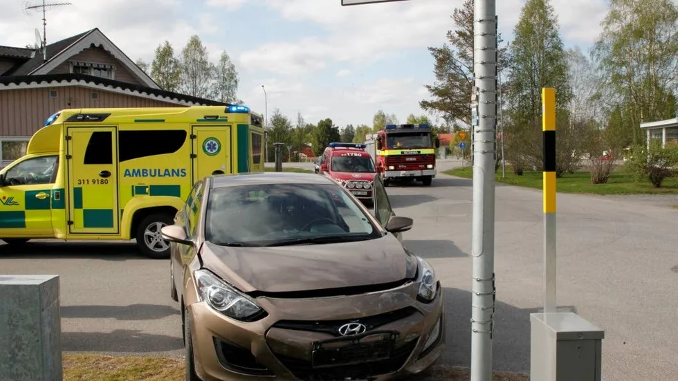 En bil krockade rakt in i den andres vänstersida. Ett ganska solklart fall av missad högerregel enligt räddningstjänsten.