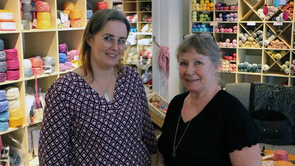 Åsa Berg och Lotta Lundmark samarbetar kring försäljning av garner och mönster och tillbehör.