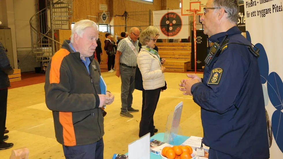 Lars-Erik Gustavsson fick en pratstund om tryggheten i Piteå med polisen Bo Hedlund.