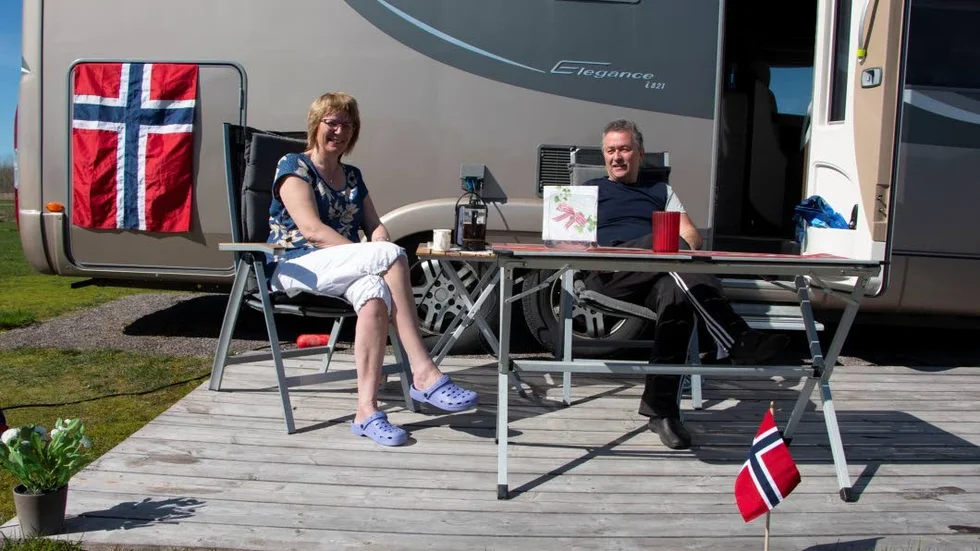 Unni och Bjørn Knoph har pyntat med flaggor och dragit igång grillen. "Champagnen ska snart fram", säger de. Det är första gången de besöker Västra Kajen, och visst bultar hjärtat lite extra under 17 maj. "Visst kan man sakna det litegrann, 17 maj är speciellt för oss i Norge", säger de.
