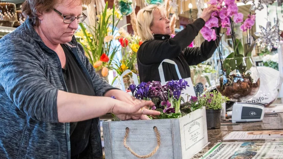 Elisabeth Broström och Ellinor Berggren överöste besökarna med planteringsinspiration från köpmandisken på Piteå handel och trädgård.