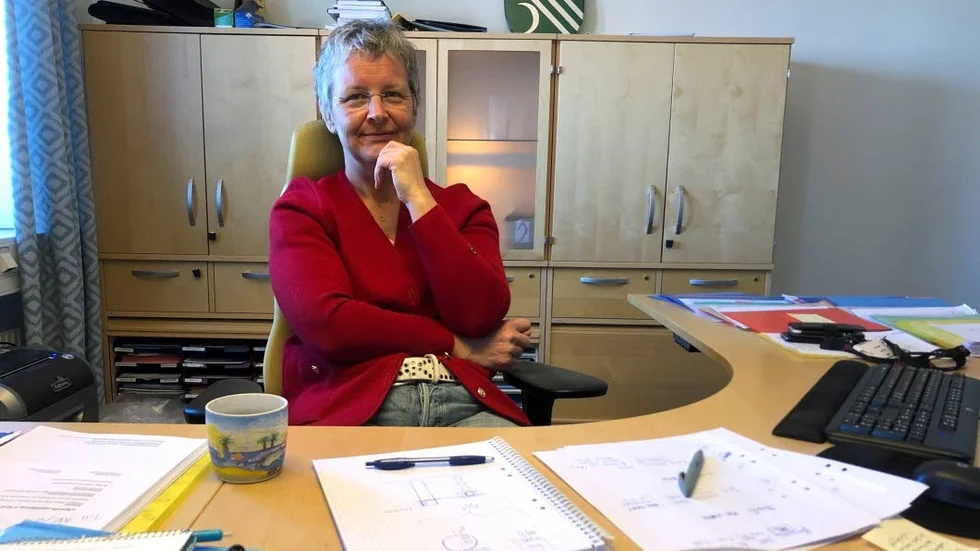 Kommunstyrelsens ordförande Britta Flinkfeldt med skissen som förklarar den nya budgetmodellen som kommunen kommer införa 2020.