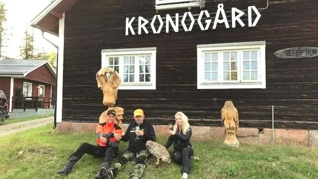 Kronogårds nya ägare Ronny Rönnberg (tv) och Sofie Ledin, (th) säljer fem stugor i området, men planerar samtidigt för 25 nya stugtomter och en del andra satsningar. I mitten förre ägaren Leif Persson.