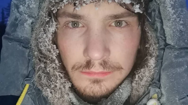 Robin Franzén är välklädd i skogen. "Att kliva ur den varma sovsäcken och gå ut i 35 minusgrader det tar emot ibland kan jag säga."