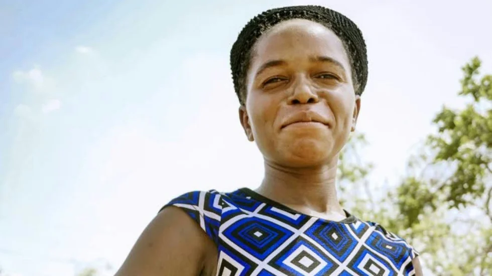 Stöd kvinnor som Joyce Haweza från Zambia. Hon ansvarar för familjens jordbruk, men det är hennes man som säljer maten som produceras. Och som tar pengarna.