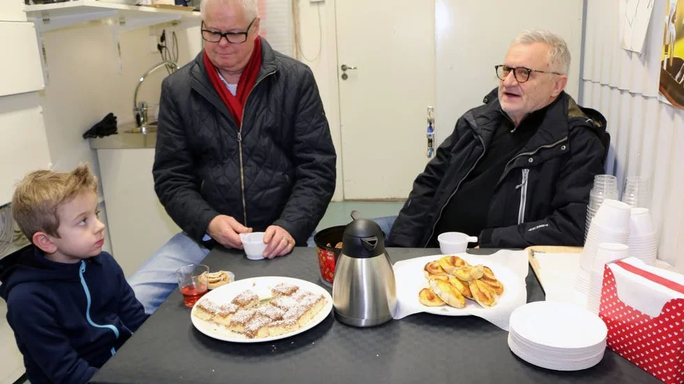 MC-åkarna Lars Ramke och Kurt Johansson fikade tillsammans med Hans Karlssons barnbarn Sigge.