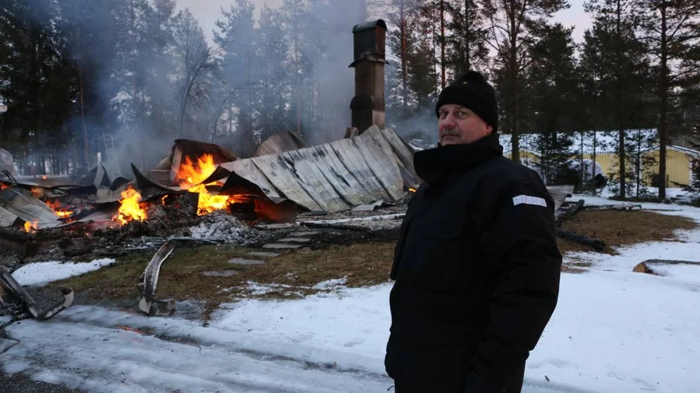 "Huset var totalrenoverat. Jag har ingen aning vad som kan ha orsakat branden, säger husägaren Stefan Högberg.