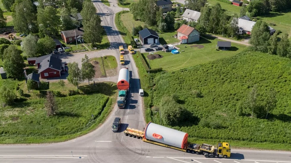 Vindkrafttransporterna får fortsätta att köra genom byarna. En ny trafikplats på E4 ligger minst tre år bort i tiden. (Arkivbild).