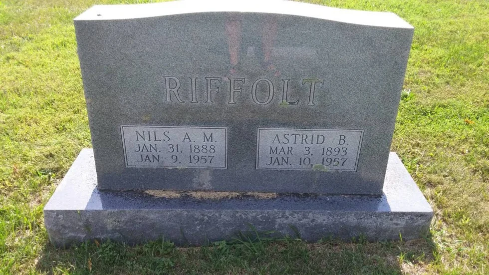Gravstenen över makarna Astrid och Nils Riffolt.