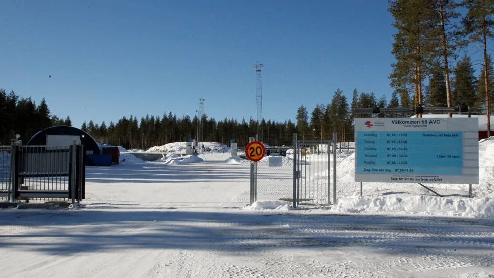 Återvinningen ligger nästan 1,5 kilometer från Nya Altuna. De har haft giftfällor för råttor sen i november och har sedan dess inte märkt av något råttproblem.